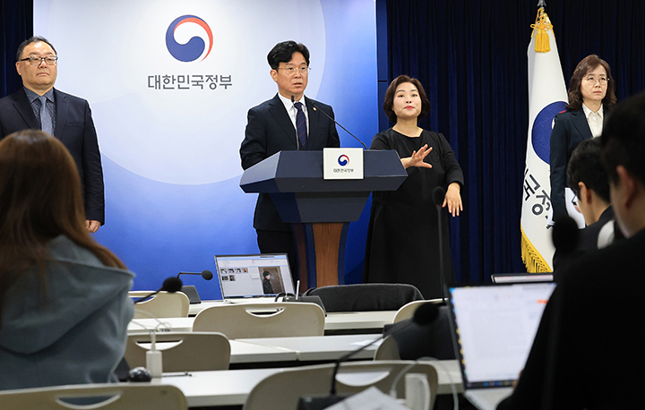 김영훈 고용노동부 장관이 서울 종로구 정부서울청사에서 개정 노조법 하위법령 관련 브리핑을 하고 있다. 2025.11.24 (ⓒ뉴스1, 무단 전재-재배포 금지)