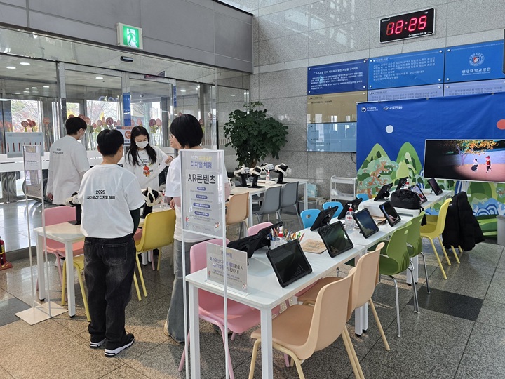 국가유산 AR 및 VR 콘텐츠 체험장과 운영을 준비 중인 현장 스태프들.