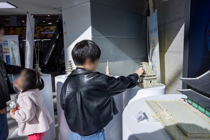 한 어린이 체험객이 국가유산 촉각 모형을 만져보고 있다.