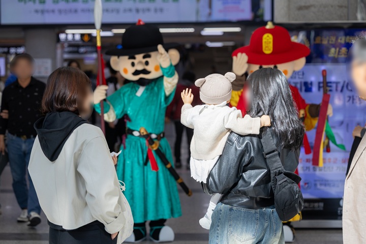 경복궁 수문장 인형 탈과 함께하는 이벤트 현장.