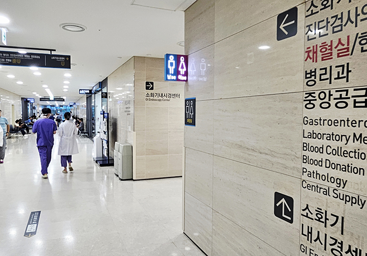 대구의 한 대학병원에서 의료진과 환자, 보호자 등이 이동하고 있다. 사진은 기사 내용과 무관함 2025.9.1 (ⓒ뉴스1, 무단 전재-재배포 금지)