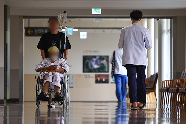 서울 시내 한 대학병원에서 이동 중인 의료 관계자. 2025.8.31 (사진=저작권자(c) 연합뉴스, 무단 전재-재배포 금지)