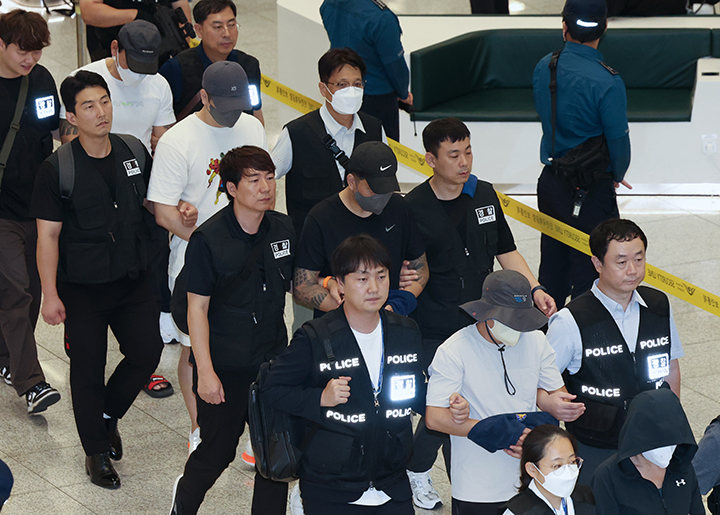 보이스피싱 범죄 등을 저지르고 필리핀 등으로 도망친 도피사범 49명이 3일 인천국제공항 제1터미널을 통해 송환되고 있다. 2025.9.3 (사진=저작권자(c) 연합뉴스, 무단 전재-재배포 금지)