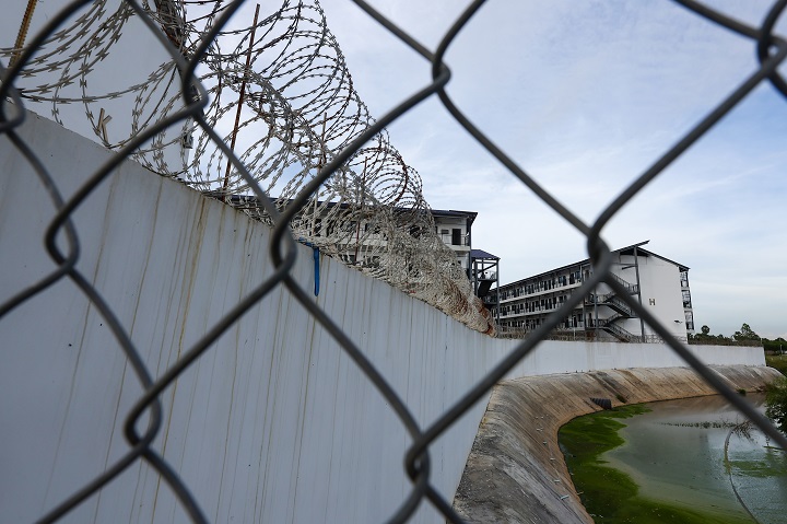 지난달 23일(현지시간) 캄보디아 범죄단지인 '태자단지'가 철조망과 높은 벽으로 둘러싸여 있다.(사진=저작권자(c) 연합뉴스, 무단 전재-재배포 금지)