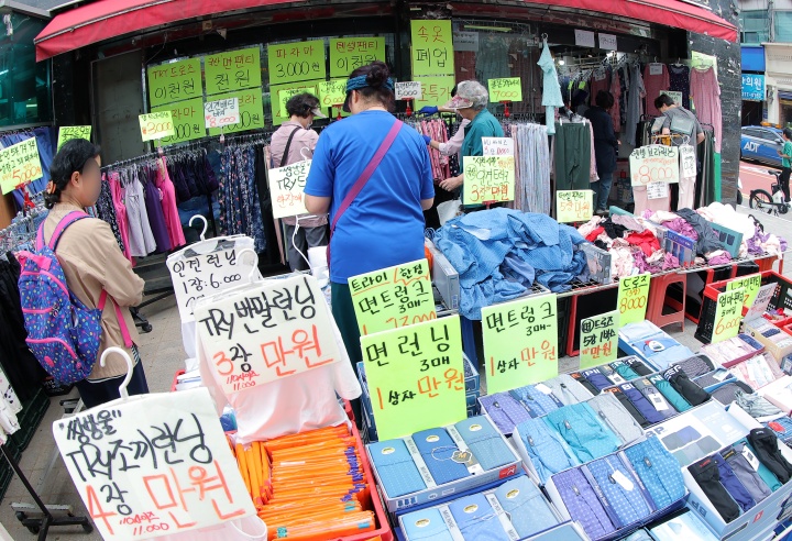 서울 서대문구 홍제동의 '속옷 폐업'을 붙인 가게에서 주민 등이 물건을 고르고 있다. 2025.5.23. (ⓒ뉴스1, 무단 전재-재배포 금지)