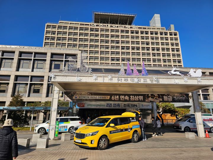 집에서 가까운 상급 종합병원의 외관. 아침부터 늦은 저녁까지 항상 방문객으로 가득하다. 나에게 익숙한 이런 의료서비스를 받지 못하는 지역이 많다는 사실이 크게 와닿지 않기도 했다.