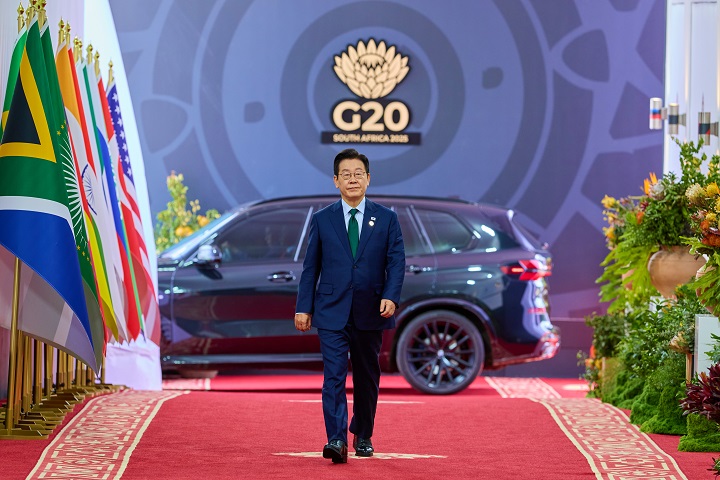 이재명 대통령이 지난 23일(현지시간) 남아프리카공화국 요하네스버그 엑스포 센터에서 열린 G20 정상회의 제3세션에 입장하고 있다.(ⓒ뉴스1, 무단 전재-재배포 금지)