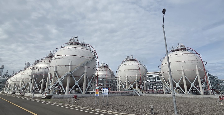 지난 6일(현지시간) 인도네시아 반텐주 칠레곤에 있는 롯데케미칼 석유화학단지 안에 대형 탱크가 줄지어 있다. 사진은 기사 내용과 무관함.(사진=저작권자(c) 연합뉴스, 무단 전재-재배포 금지)