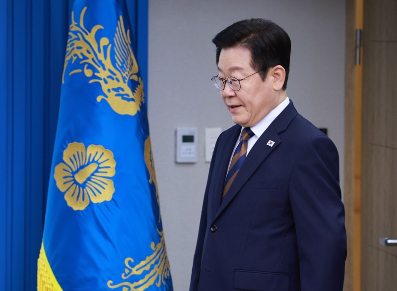 이재명 대통령이 27일 서울 용산 대통령실에서 열린 수석보좌관회의에 입장하고 있다. 2025.11.27 [대통령실통신사진기자단](사진=저작권자(c) 연합뉴스, 무단 전재-재배포 금지)