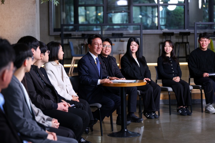 김민석 국무총리가 28일 대전 충남대학교에서 열린 제5차 K-토론나라 - 미래대화 1·2·3 #청년금융에서 발언을 하고 있다.(ⓒ뉴스1, 총리실 제공, 무단 전재-재배포 금지)