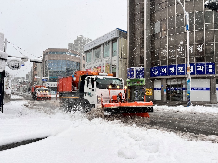 올해 3월 제설작업에 분주한 속초시 모습.(ⓒ뉴스1, 속초시 제공, 무단 전재-재배포 금지)