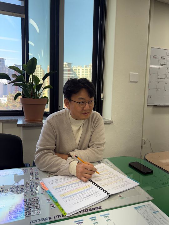 강원도청 공공의료과 강의현 팀장. 지역 필수 의사제의 시행 배경과 필요성에 대해 자세히 설명 중이다.