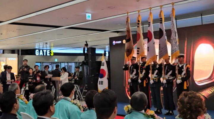 진관사 태극기, 임시 의정원 태극기, 현재 태극기, 김구 서명 태극기, 광복군 서명 태극기 입장.