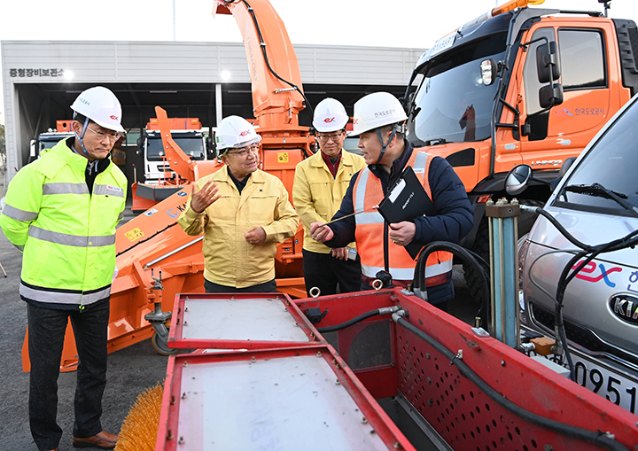 김광용 행정안전부 재난안전관리본부장이 겨울철 고속도로 제설 대책을 보고 받고 제설제 비축 현황과 제설장비 운영체계를 점검하고 있다. 2025.11.28 (ⓒ뉴스1, 무단 전재-재배포 금지)