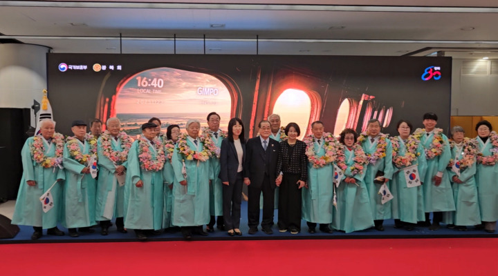 독립유공자 후손들 기념 촬영.