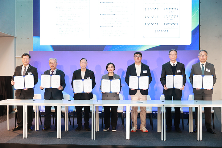 한성숙 중소벤처기업부 장관이 1일 경기 성남 경기 스타트업 원스톱 지원센터에 열린 '전국 스타트업 원스톱 지원센터 출범식'에서 민·관 협력 파트너십 업무협약(MOU)을 체결한 후 기념 촬영을 하고 있다. (사진=중소벤처기업부)