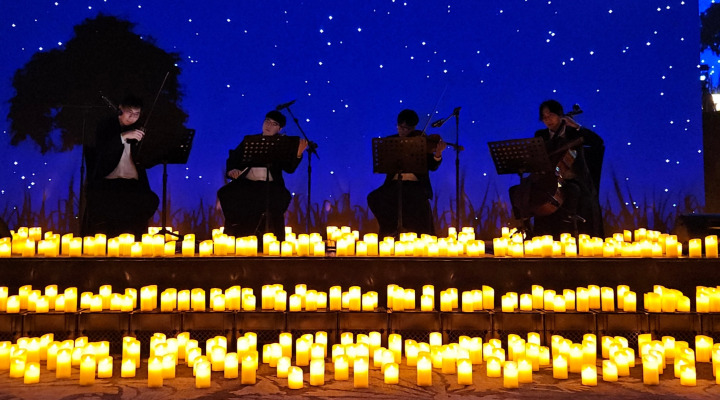 촛불 조명 사이로 이어진 바이올린 4중주 공연 – 행사장에 잔잔한 분위기가 깃든 순간.