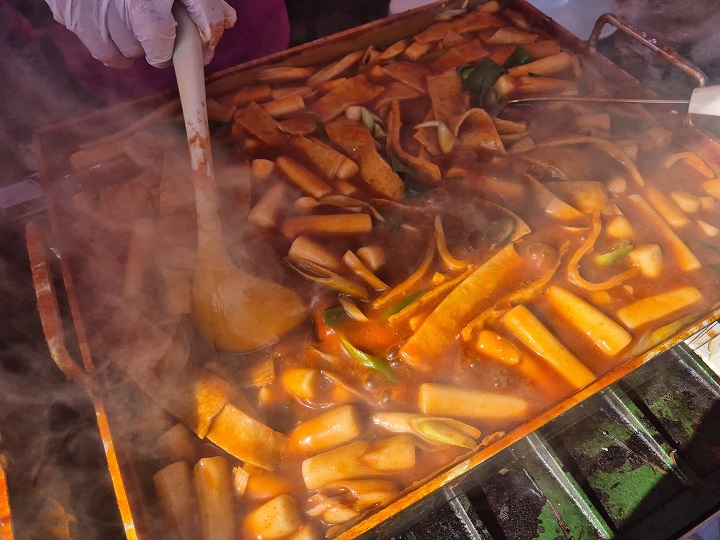 대한민국 대표 분식, 먹음직스러운 빨간 떡볶이.