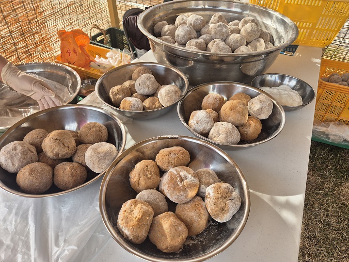 메주를 활용한 고추장 만들기 체험 부스.