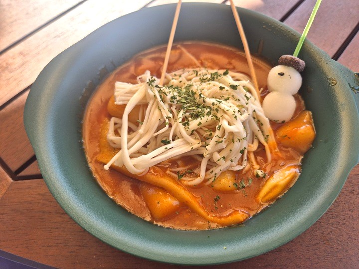 각 읍면 주민들이 판매하는 떡볶이.