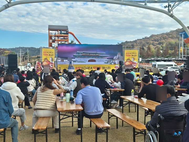 순창 코리아 떡볶이 페스타 프로그램을 즐기는 관람객.