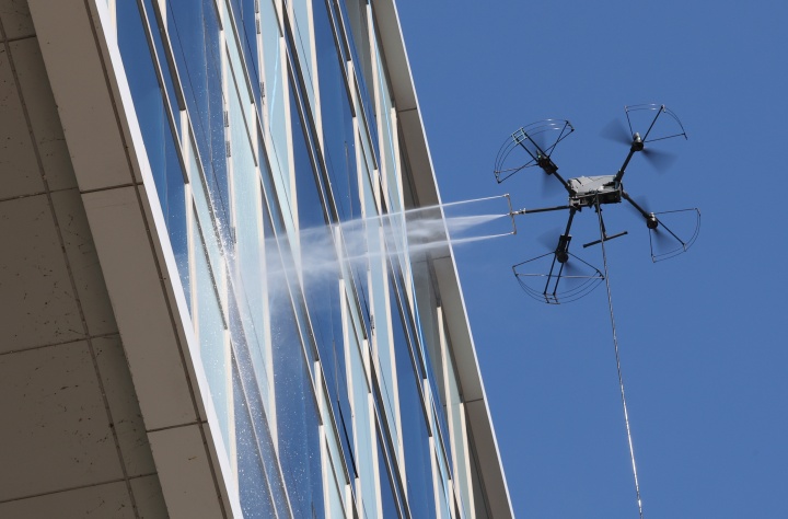 외벽 청소를 진행 중인 드론 모습.2025.11.10. (ⓒ뉴스1, 무단 전재-재배포 금지)