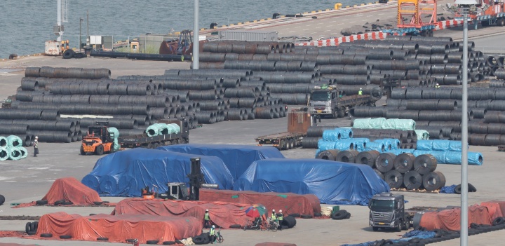 경기 평택시 포승읍 평택항에 철강 제품들이 쌓여있는 모습. 2025.8.25 (ⓒ뉴스1, 무단 전재-재배포 금지)