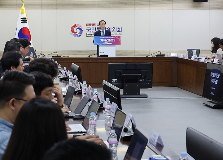이석연 국민통합위원회 위원장이 서울 종로구 정부서울청사에서 기자간담회를 갖고 발언을 하고 있다. 2025.9.30 (ⓒ뉴스1, 무단 전재-재배포 금지)