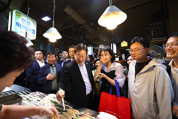 이재명 대통령과 김혜경 여사가 17일 서울 은평구 연서시장을 방문해 떡을 시식하고 있다. (대통령실 제공. 재판매 및 DB 금지) 2025.8.17 (ⓒ뉴스1, 무단 전재-재배포 금지)