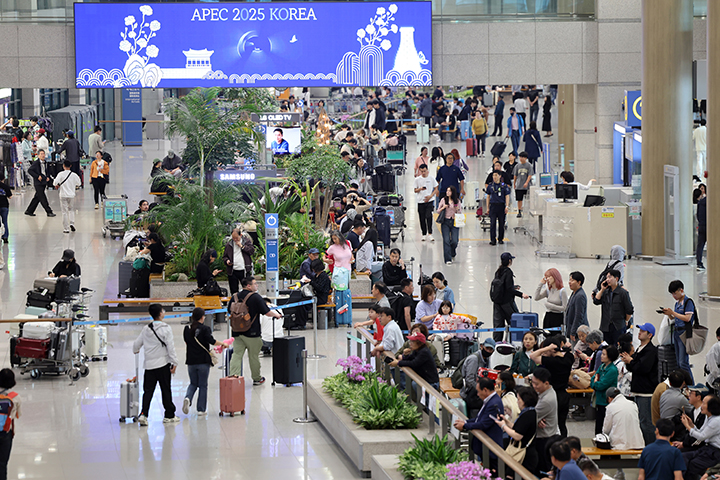 9일 오후 인천국제공항 입국장이 여행객들로 북적이고 있다. 2025.10.9 (ⓒ뉴스1, 무단 전재-재배포 금지)