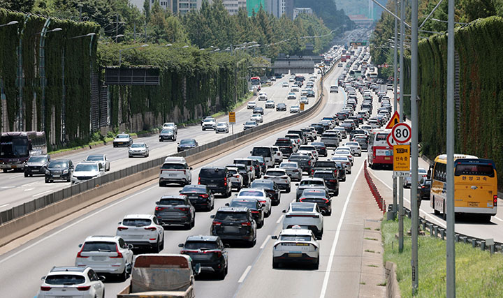 지난 8월 17일 서울 서초구 잠원IC 인근 경부고속도로 상(왼쪽)·하행선에서 차량이 정체를 빚고 있다.(사진=저작권자(c) 연합뉴스, 무단 전재-재배포 금지)