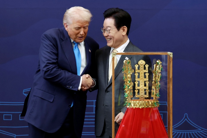 이재명 대통령이 29일 경북 경주박물관에서 도널드 트럼프 미국 대통령에게 '천마총 금관 모형'을 선물한 뒤 악수하고 있다. 2025.10.29 [대통령실통신사진기자단] (사진=저작권자(c) 연합뉴스, 무단 전재-재배포 금지)