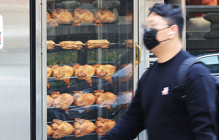 9일 서울 종로에서 시민이 치킨집 앞을 지나고 있다. 2025.11.9 (사진=저작권자(c) 연합뉴스, 무단 전재-재배포 금지)