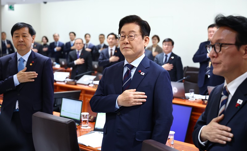 이재명 대통령이 2일 용산 대통령실에서 열린 국무회의에서 국기에 경례하고 있다. 2025.12.2(사진=저작권자(c) 연합뉴스, 무단 전재-재배포 금지)