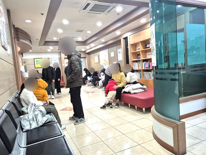 동네 소아청소년과에 진료를 받기 위해 대기하는 사람들.