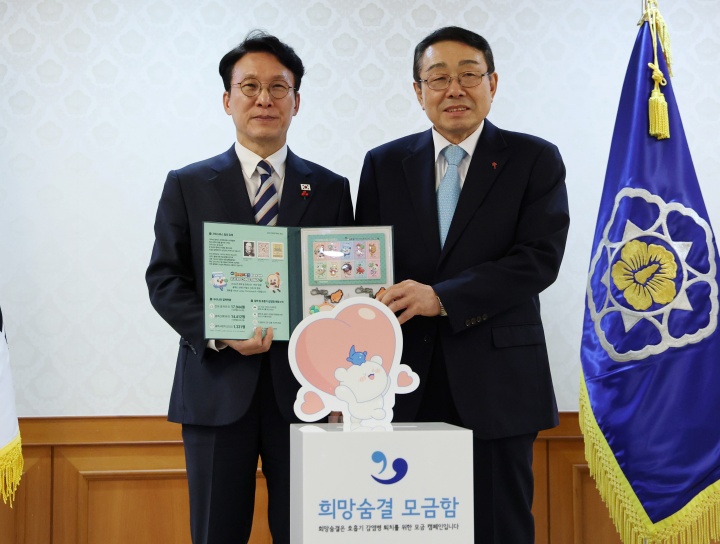 민석 국무총리가 2일 서울 종로구 정부서울청사에서 열린 크리스마스 씰 증정식에서 신민석 대한결핵협회장으로부터 크리스마스 씰 액자를 전달받고 있다. 2025.12.2. (ⓒ뉴스1, 무단 전재-재배포 금지)