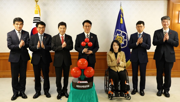 김민석 국무총리, 김병준 사회복지공동모금회 회장 등 참석자들이 2일 서울 종로구 정부서울청사에서 열린 사랑의 열매 전달식에서 기념촬영을 하고 있다. 2025.12.2. (ⓒ뉴스1, 무단 전재-재배포 금지)