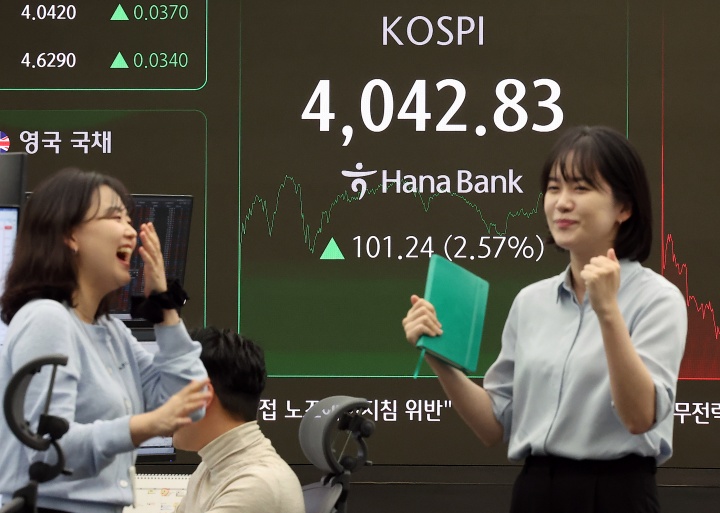 코스피 지수가 사상 첫 4000을 넘으며 종가 기준 최고치를 경신한 24일 오후 오후 서울 중구 하나은행 본점 딜링룸 전광판에 종가가 표시되고 있다.(ⓒ뉴스1, 무단 전재-재배포 금지)