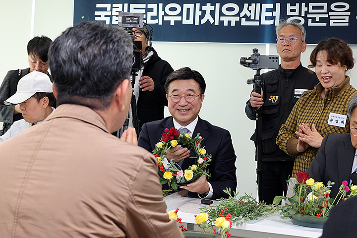 윤호중 행정안전부 장관이 광주 국립 국가폭력트라우마치유센터를 방문하여 유가족 피해자와 함께 원예 치유 프로그램에 참여하고 있다. 2025.11.10 (ⓒ뉴스1, 무단 전재-재배포 금지)