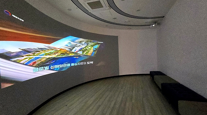 편하게 앉아 북항 홍보 영상을 볼 수 있다.