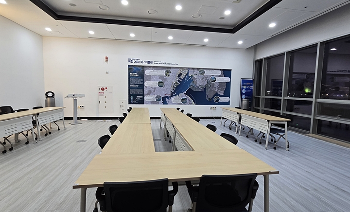 홍보관 뒤편에는 긴 탁자와 의자가 있다.