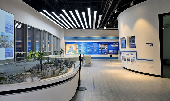 북항재개발 홍보관 내부.