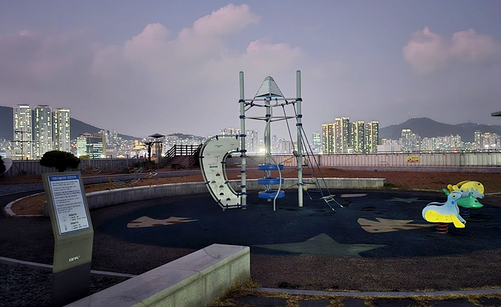 홍보관 옥상에 있는 하늘정원.