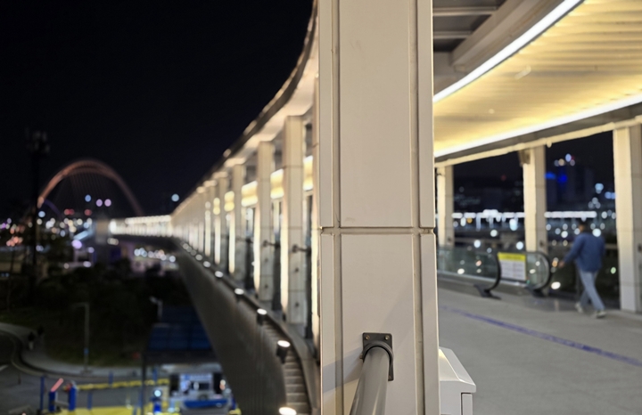 공중 보행교로 부산역에서 친수공원, 하늘정원, 국제여객터미널까지 연결돼 있다.