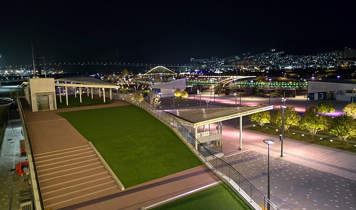 공연은 물론 러닝과 캠핑장 등으로 각광을 받고 있는 북항친수공원.