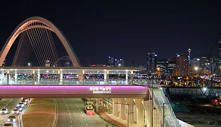 부산항 하늘광장 공중보행교.