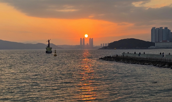 해운대에서 바라본 일몰. 다시 떠오를 해양 강국 부산을 기대한다.