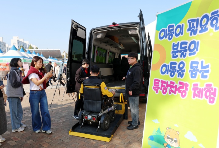 7일 광주광역시청에서 열린 2025 광주 장애인복지 통합박람회에서 시민들이 장애인 체험을 하고 있다. 2025.11.7 (사진=저작권자(c) 연합뉴스, 무단 전재-재배포 금지)