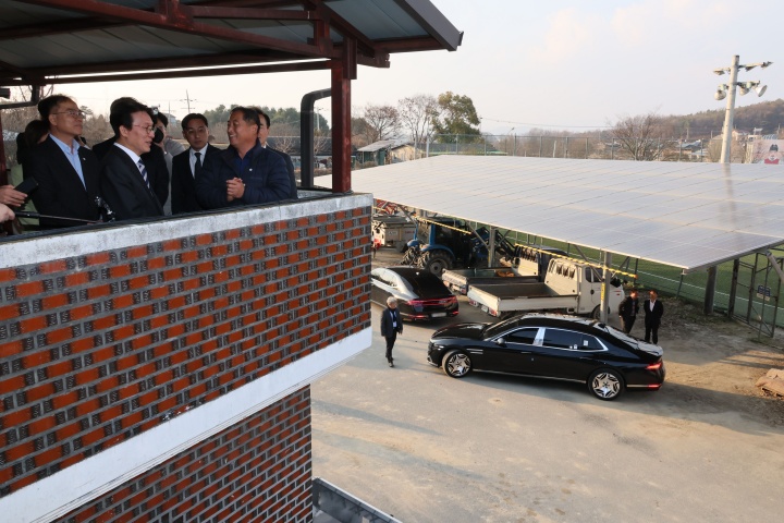 김민석 국무총리가 20일 경기도 여주시 구양리 '마을 태양광 발전소'를 방문, 발전 시설을 둘러보고 있다. 2025.11.20 (사진=저작권자(c) 연합뉴스, 무단 전재-재배포 금지)