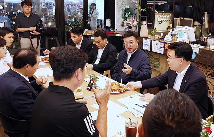 윤호중 행정안전부 장관이 충북 진천군 소재 전통카페에서 민생회복 소비쿠폰에 따른 매출 변화 등 의견을 청취하는 지역 상인 간담회를 하고 있다. 2025.8.11 (ⓒ뉴스1, 무단 전재-재배포 금지)